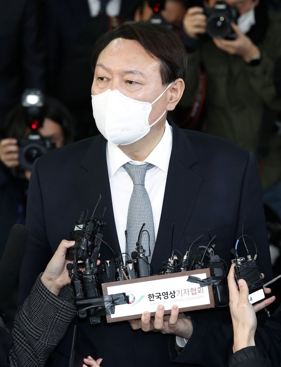 [서울=뉴시스]홍효식 기자 = 사의를 표명한 윤석열 전 검찰총장이 4일 오후 서울 서초구 대검찰청을 떠나며 취재진 질문에 답하고 있다. 2021.03.04. yesphoto@newsis.com