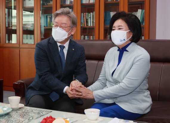 [서울=뉴시스]전진환 기자 = 이재명 경기도지사와 박영선 더불어민주당 서울시장 후보가 24일 서울 여의도 국회 인재근 의원 사무실에서 만나 손을 맞잡고 있다. (공동취재사진) 2021.03.24. photo@newsis.com