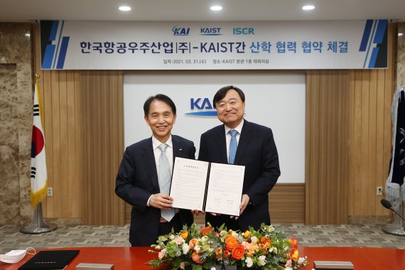 지난 3월 31일 KAIST 이광형 총장과 KAI 안현호 사장(왼쪽부터)가 항공우주기술연구센터 설립을 위한 업무협약(MOU)를 체결하고 기념촬영을 하고 있다.
