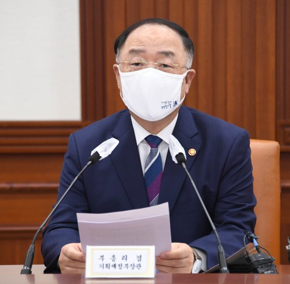 홍남기 부총리 겸 기획재정부 장관이 1일 서울 광화문 정부서울청사에서 열린 '제7차 혁신성장 BIG3 추진회의'를 주재, 모두발언을 하고 있다./사진=기재부 제공