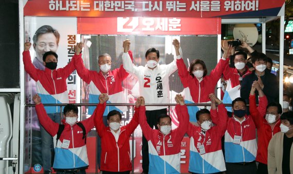 [서울=뉴시스]국회사진기자단 = 김종인 국민의힘 비상대책위원장(왼쪽 두번째부터)과 오세훈 서울시장 후보, 나경원 전 의원이 31일 오후 서울 동작구 총신대입구역 앞에서 열린 유세에서 서로의 손을 잡으며 지지를 호소하고 있다. 2021.03.31. photo@newsis.com
