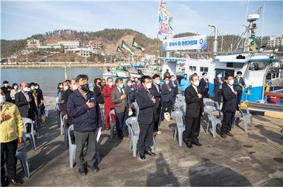 김병숙 서부발전 사장(앞줄 오른쪽 두 번째)이 31일 태안군 소원면 모항항 물량장에서 진행된 기타선 '모항호' 진수식에 참석했다.