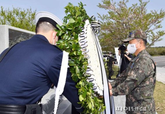 이성용(오른쪽) 공군참모총장이 딘 헤스 대령의 공적기념비에 헌화하고 있다.