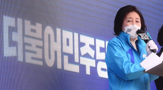 [서울=뉴시스]국회사진기자단 = 박영선 더불어민주당 서울시장 후보가 1일 서울 양천구 목동종로학원 앞에서 열린 집중유세에서 지지를 호소하고 있다. 2021.04.01. photo@newsis.com