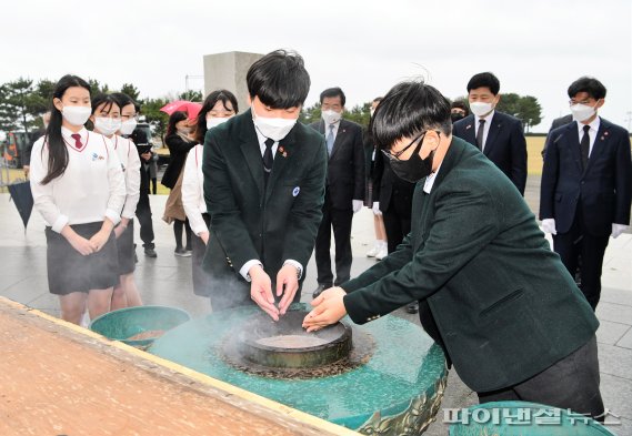 여수 안산중학교와 순천 팔마중학교의 교사와 학생들이 1일 제주시 봉개동 4.3평화공원을 찾아 위령제단에 분향하고 4.3영령들의 넋을 기리고 있다.