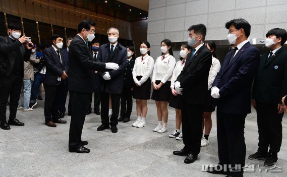 전남교육청과 전남도의회 관계자, 전남 순천 팔마중학교 학생과 교사, 여수 안산중학교 학생과 교사들이 1일 제주시 봉개동 제주 4·3평화공원 위패봉안실에서 양조훈 제주4·3 평화재단 이사장으로부터 4·3당시 상황에 대해 설명을 듣고 있다.