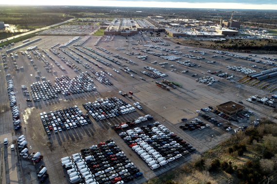 지난 3월24일(현지시간) 미국 미주리주 웬츠빌의 제너럴모터스(GM) 공장 밖에 중형 픽업트럭과 대형 승합차들이 세워져있다.AP뉴시스
