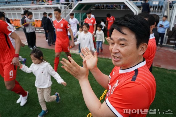 제주유나이티드 선수단과 가이드 보이로 나선 4·3 유족회 어린이들을 격려하고 있는 원희룡 제주도지사. 2018.04.01/fnDB