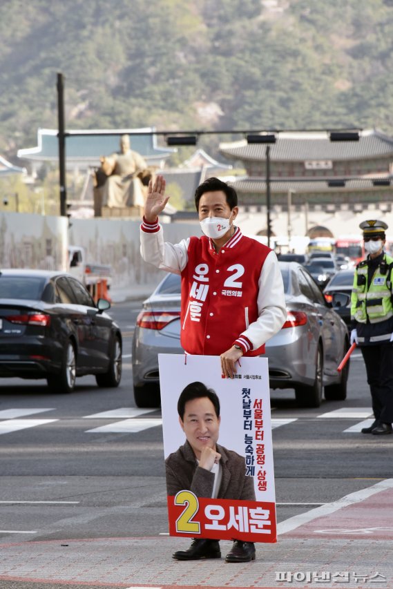 출근길 시민들에 인사하는 오세훈 후보