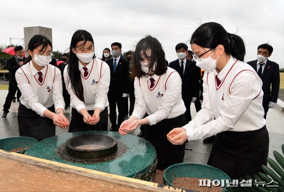 전남 여수 안산중학교와 순천 팔마중학교의 교사와 학생들이 1일 제주시 봉개동 4.3평화공원을 찾아 위령제단에 분향하고 4.3영령들의 넋을 기리고 있다.