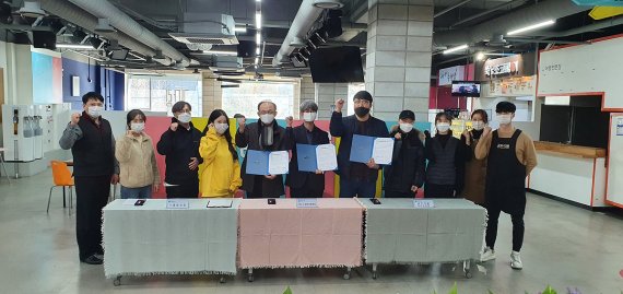 전남 여수시가 코로나19 고용한파에도 시민 중심의 맞춤형 일자리 창출로 고용률 상승세를 이어가고 있다.사진은 코로나19 장기화로 운영에 지속적인 어려움을 겪고 있는 여수 중앙시장 청년몰(공식명칭 '꿈뜨락몰') 활성화를 위해 여수시가 지난 2월 29일 상생협약을 체결하고 모습.사진=여수시 제공