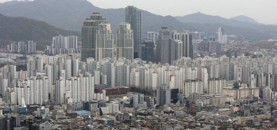 8.8배...文정부 들어 아파트 빈부격차 더 벌어졌다