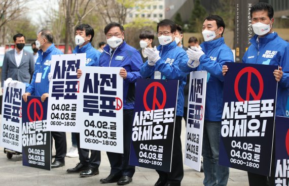 사전투표 불붙었다…'국정 안정' vs '정권 심판' 사활건 선거전