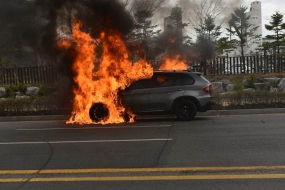 불길에 휩싸인 BMW X5 SUV. © 뉴스1