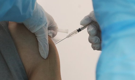 부산 남구에 마련된 예방접종센터에서 대상자들이 접종을 하고 있다. 2021.4.1/뉴스1 © News1 여주연 기자 /사진=뉴스1