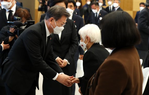 [제주=뉴시스]추상철 기자 = 문재인 대통령이 3일 오전 제주 4·3 평화교육센터에서 열린 제73주년 제주 4·3 희생자 추념식을 마친후 4·3 사건 당시 부모와 오빠를 잃은 손민규 어르신을 위로하고 있다. 2021.04.03. scchoo@newsis.com <저작권자ⓒ 공감언론 뉴시스통신사. 무단전재-재배포 금지.> /사진=뉴시스화상