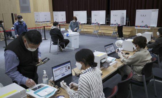 4·7재보궐선거 울산 남구청장 재선거 사전투표가 2일, 3일 양일간 진행되고 있다. 지난 2일 울산 남구청 대강당에 마련된 삼산동 사전투표소에서 유권자들이 남구청장 재선거 사전투표를 하고 있다. /사진=뉴스1