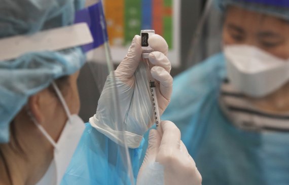부산 남구에 마련된 예방접종센터에서 의료진들이 화이자 백신을 소분 조제하고 있다. 2021.4.1/뉴스1 © News1 여주연 기자 /사진=뉴스1