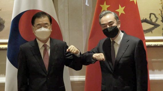 정의용 외교부 장관(왼쪽)과 왕이 중국 외교부장이 3일 중국 푸젠성 샤먼 하이웨호텔에서 열린 한중 외교장관 회담에 앞서 기념촬영을 하고 있다. (사진=외교부 영상 캡처) 사진=뉴시스화상