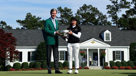 4일(한국시간) 막을 내린 제2회 오거스타내셔널여자아마추어(ANWA)에서 우승한 가지타니 츠바사가 프레드 리들리 오거스타내셔널 회장(왼쪽)과 우승 트로피를 들고 포즈를 취하고 있다. /사진=ANWA