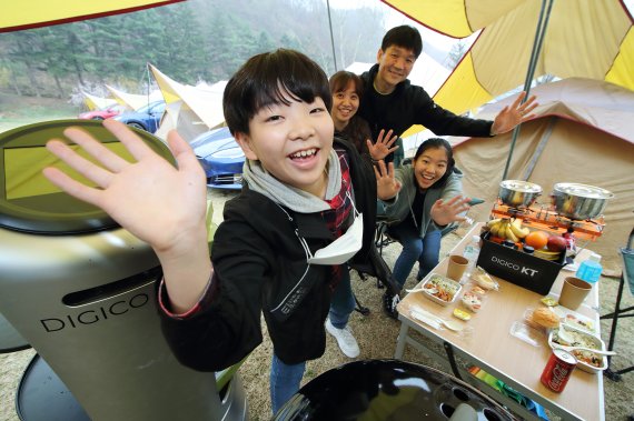 강원도 원주시 오크글램핑캠핑장에서 열린 KT 디지코 캠핑 1차 참여자들이 손을 흔들고 있다. KT 제공