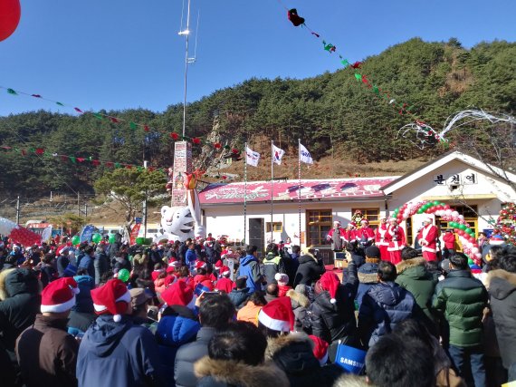 봉화군 분천역 한겨울 산타마을(봉화군 제공) © News1