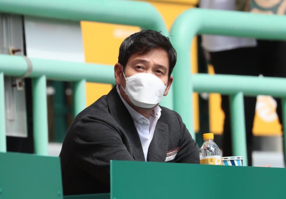 야구장을 찾은 정용진 신세계그룹 부회장. /사진=뉴시스화상