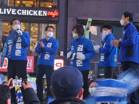 [부산=뉴시스]4일 오후 김영춘 더불어민주당 부산시장 후보의 남포동 유세현장에서 '부산 갈매기'를 합창하며 춤을 추는 민주당 의원들.