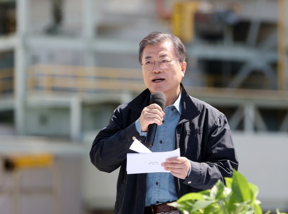 [서울=뉴시스]박영태 기자 = 문재인 대통령이 5일 서울 마포구 서울복합화력발전소에서 열린 제76회 식목일 기념행사에서 식수를 마치고 발언하고 있다. 2021.04.05. since1999@newsis.com <저작권자ⓒ 공감언론 뉴시스통신사. 무단전재-재배포 금지.> /사진=뉴시스화상