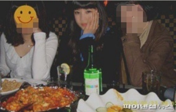 에이핑크 박초롱에게 학교폭력을 당했다고 주장하는 김모씨가 보내 온 고등학교 재학 당시 술을 마시고 있는 박초롱