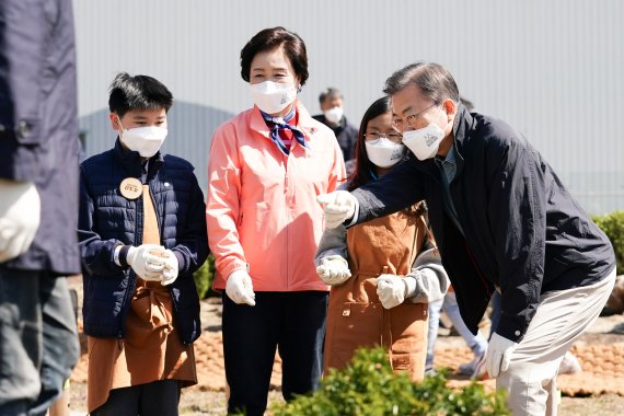 완패로 레임덕 가속 文 오늘 어떤 메시지 내놓을까