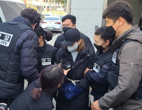경북 구미에서 숨진 3세 여아의 친모 석모(49)씨가 지난 3월 17일 검찰 송치를 위해 구미경찰서에서 출발하고 있다.