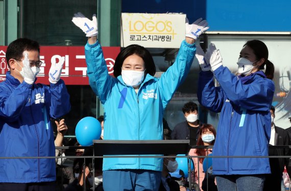 박영선 민주당 서울시장 후보가 5일 오후 강서구 발산역 앞에서 집중유세를 하고 있다. 사진=박범준 기자