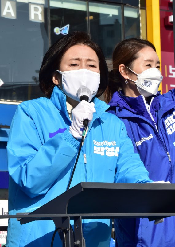 [서울=뉴시스]국회사진기자단 = 박영선 더불어민주당 서울시장 후보가 5일 서울 강서구 발산역 사거리 일대에서 유세를 하고 있다. 2021.04.05. photo@newsis.com