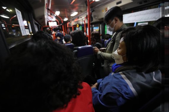 박영선 더불어민주당 서울시장 후보(오른쪽)이 오늘 6일 새벽 '노회찬 버스'로 알려진 6411번 시내버스 첫차를 타고 출근길에 오른 시민들과 이동하고 있다. /사진=뉴스1