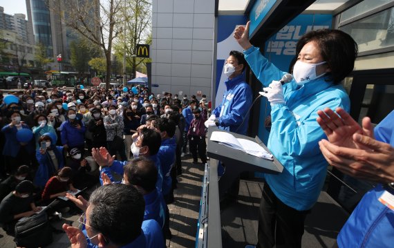 지난 4월 6일 박영선 더불어민주당 당시 서울시장 후보가 오후 서울 서대문구 홍제역 앞에서 시민들에게 지지를 호소하고 있다. 뉴스1 제공