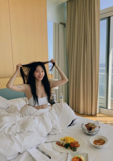[N샷] 한예슬, 브라톱 입고 침대 위에서 즐기는 브런치…섹시 미모
