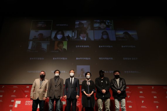 6일 전주 디지털독립영화관에서 열린 제22회 전주국제영화제 기자간담회에서 조직위원장인 김승수 전주시장을 비롯한 집행위원들이 기념사진을 찍고 있다.