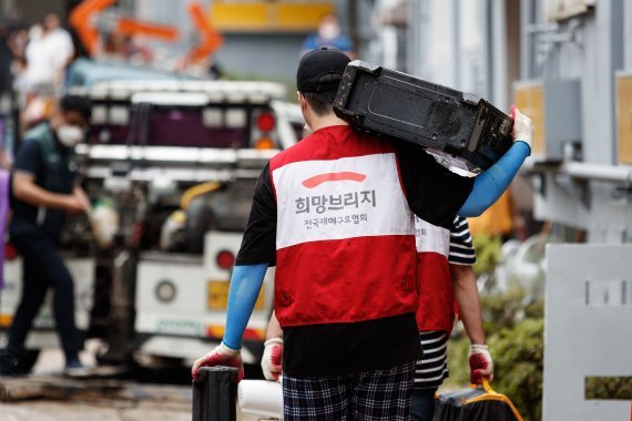 희망브리지 전국재해구호협회 자원봉사자가 지난해 8월 대전 수해현장에서 구호 활동을 펼치고 있다. / 희망브리지 제공