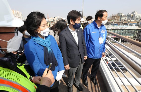 박영선 더불어민주당 서울시장 후보와 이용선 민주당 의원(왼쪽 세 번째)이 지난달 25일 양천구 국회대로 공사현장을 점검하고 있다.<div id='ad_body3' class='mbad_bottom' ></div> 사진=이용선 의원 SNS