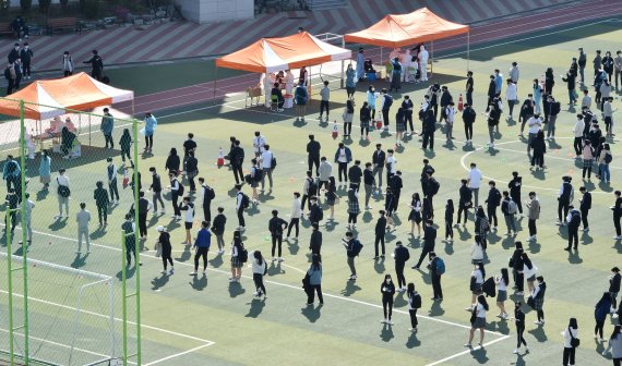 [대구=뉴시스] 이무열 기자 = 대구 수성구의 한 고등학교에서 코로나19 확진자가 발생한 6일 학생들이 진단검사를 받기 위해 운동장에 줄지어 차례를 기다리고 있다. 2021.04.06. lmy@newsis.com