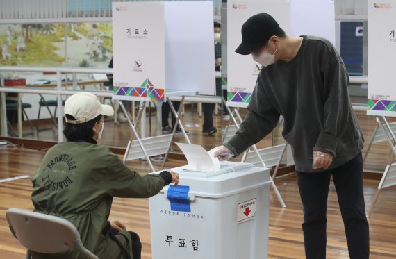 마스크 쓰고, 비닐장갑 끼고···"투표하고 출근합니다"