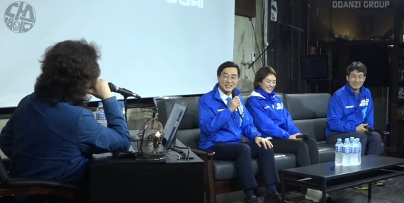 지난 5일 방송인 김어준씨가 진행한 유튜브 채널 '다스뵈이다'에 출연한 더불어민주당의 윤건영(오른쪽부터), 고민정, 장경태 의원. (유튜브 갈무리) © 뉴스1