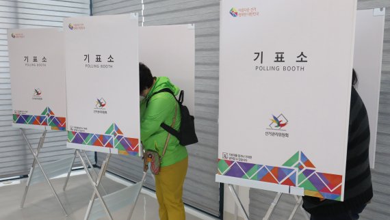 4·7 재보궐 선거일인 7일 부산 수영구 비콘그라운드 1층에 마련된 광안3동 3투표소를 찾은 시민들이 투표를 하고 있다. 사진=뉴스1
