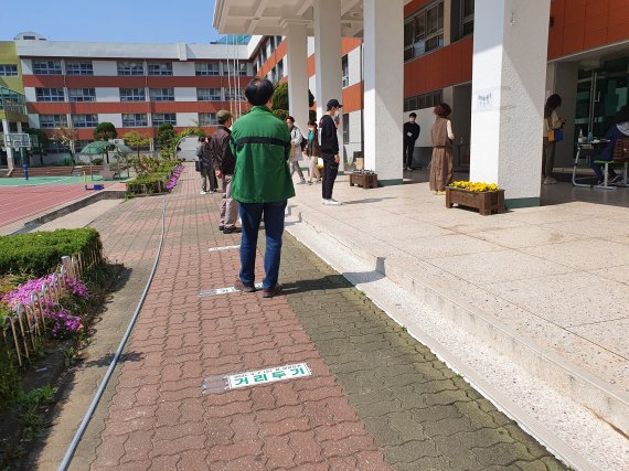 4.7 재보궐선거 본투표 당일인 7일 오후, 서울 서초구 서운중학교에서 투표가 진행되고 있다. 사진=김나경기자