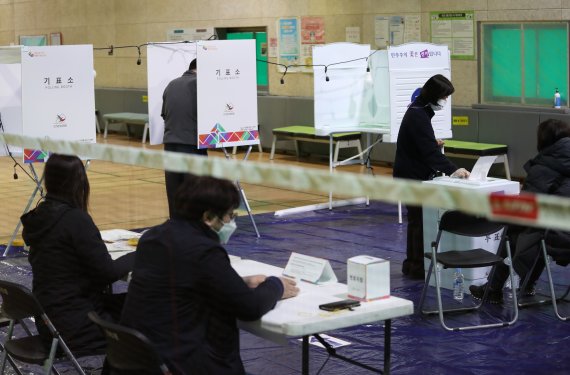 재보선 오후 4시 투표율 46.1%..서울 47.4%, 부산 42.4%