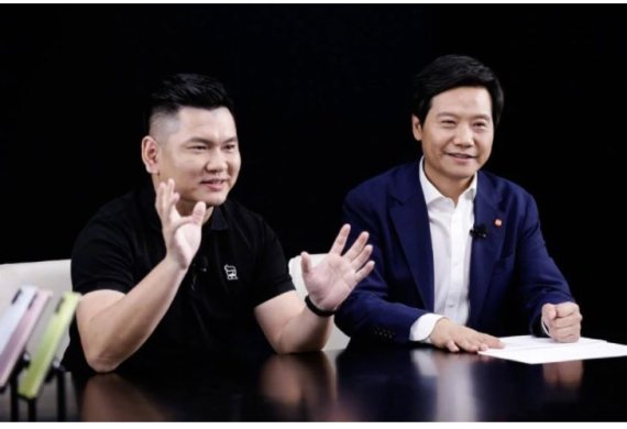 레이쥔 샤오미 최고경영자(오른쪽)가 6일 틱톡 라이브 방송에서 샤오미 자동차에 대해 설명하고 있다. 바이두뉴스 캡쳐