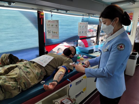 헌혈에 참여하는 미군 장병 /사진=대한적십자사