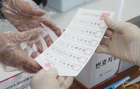 4·7 재보궐 선거 오후 7시 투표율 51.9%..서울 54.4%, 부산 49.4%