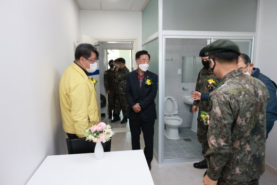 강원 철원 갈말읍 문혜리 군검문소 감염병대응 격리시설 준공식이 7일 현지에서 이현종 철원군수, 강세용 철원군의장 등이 참석한 가운데 열렸다.(철원군 제공) 2021.4.7/뉴스1